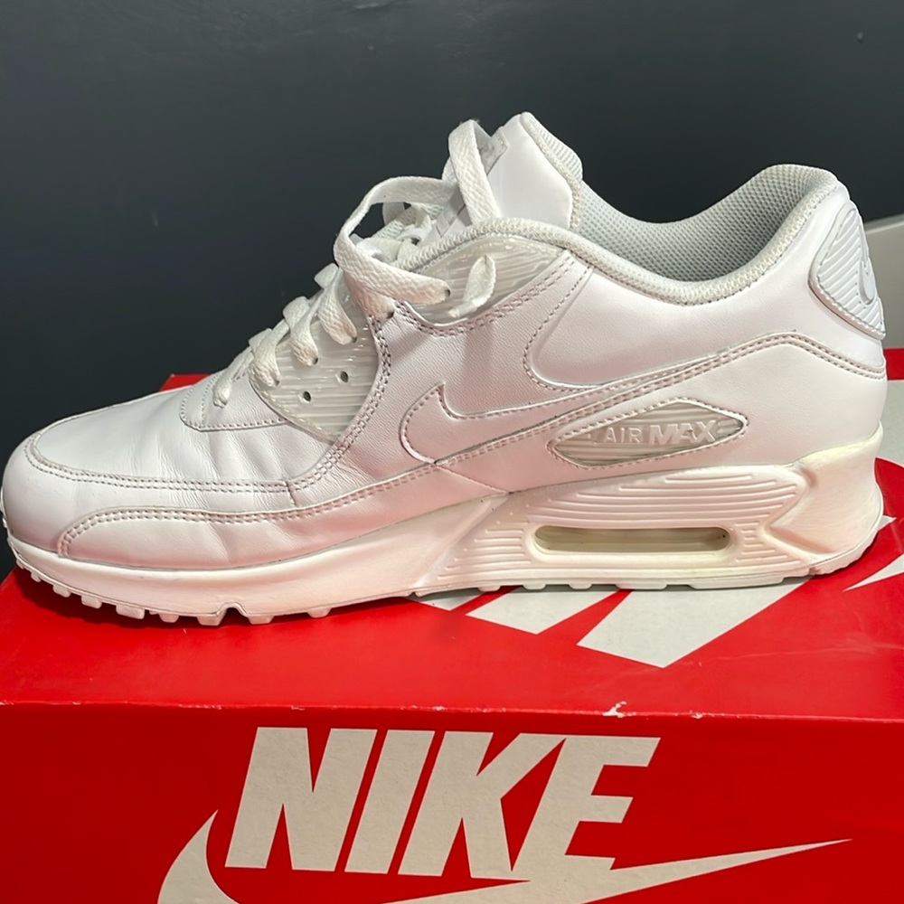 Nike men’s white air max shoes. Size 10.